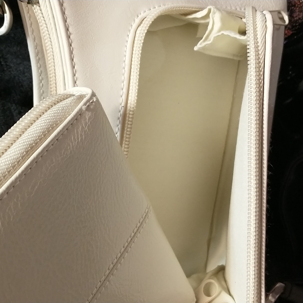 NWOT - Small White Vinyl Bag w/wallet - Picture 11 of 12